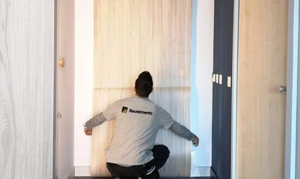 pose-covering-mural